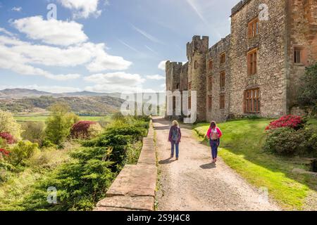 Lake District, Regno Unito - 23 aprile 2024. I visitatori potranno ammirare il castello e i giardini di Muncaster, Lake District, Regno Unito Foto Stock