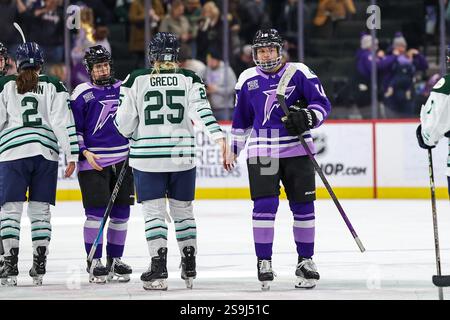 26 gennaio 2025: Il difensore dei Minnesota Frost Sophie Jaques (16) e il difensore della Boston Fleet Emma Greco (25) stringono la mano dopo che la Boston Fleet perse la partita 5-2 contro i Minnesota Frost dopo una partita di hockey in PWHL tra la Boston Fleet e i Minnesota Frost all'Xcel Energy Center di St. Paul, Minnesota. Steven Garcia-CSM Foto Stock