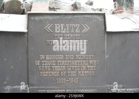 Blitz, National Firefighters Memorial, Peter's Hill, St Paul's Cathedral, Londra, Inghilterra, REGNO UNITO. Foto Stock
