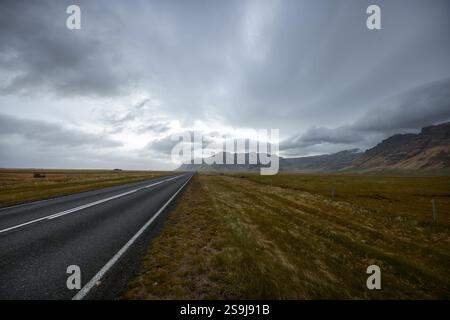 Famosa strada panoramica ad anello in Islanda in una giornata nuvolosa Foto Stock
