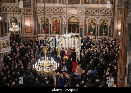 Atene, Grecia. 26 gennaio 2025. I sacerdoti greco-ortodossi e la leadership politica del paese partecipano al servizio commemorativo per il defunto Arcivescovo d'Albania, Anastasios, prima di un pellegrinaggio pubblico presso la Cattedrale metropolitana di Atene. Noto per aver rivitalizzato la Chiesa ortodossa in Albania dopo la soppressione dell'era comunista, l'arcivescovo Anastasios Yannoulatos è stato anche celebrato per il suo lavoro missionario in Africa e per la sua promozione del dialogo interreligioso e della convivenza pacifica. Crediti: Dimitris Aspiotis/Alamy Live News Foto Stock