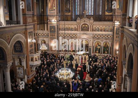 Atene, Grecia. 26 gennaio 2025. I sacerdoti greco-ortodossi e la leadership politica del paese partecipano al servizio commemorativo per il defunto Arcivescovo d'Albania, Anastasios, prima di un pellegrinaggio pubblico presso la Cattedrale metropolitana di Atene. Noto per aver rivitalizzato la Chiesa ortodossa in Albania dopo la soppressione dell'era comunista, l'arcivescovo Anastasios Yannoulatos è stato anche celebrato per il suo lavoro missionario in Africa e per la sua promozione del dialogo interreligioso e della convivenza pacifica. Crediti: Dimitris Aspiotis/Alamy Live News Foto Stock