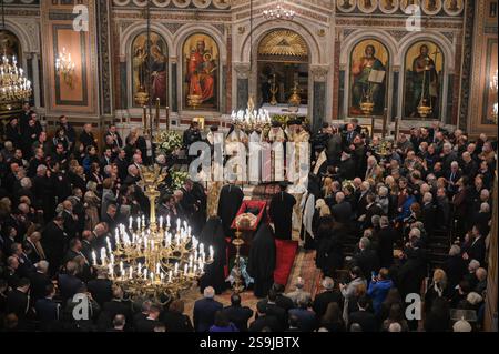 Atene, Grecia. 26 gennaio 2025. I sacerdoti greco-ortodossi e la leadership politica del paese partecipano al servizio commemorativo per il defunto Arcivescovo d'Albania, Anastasios, prima di un pellegrinaggio pubblico presso la Cattedrale metropolitana di Atene. Noto per aver rivitalizzato la Chiesa ortodossa in Albania dopo la soppressione dell'era comunista, l'arcivescovo Anastasios Yannoulatos è stato anche celebrato per il suo lavoro missionario in Africa e per la sua promozione del dialogo interreligioso e della convivenza pacifica. Crediti: Dimitris Aspiotis/Alamy Live News Foto Stock