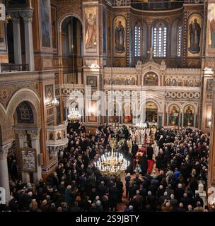 Atene, Grecia. 26 gennaio 2025. I sacerdoti greco-ortodossi e la leadership politica del paese partecipano al servizio commemorativo per il defunto Arcivescovo d'Albania, Anastasios, prima di un pellegrinaggio pubblico presso la Cattedrale metropolitana di Atene. Noto per aver rivitalizzato la Chiesa ortodossa in Albania dopo la soppressione dell'era comunista, l'arcivescovo Anastasios Yannoulatos è stato anche celebrato per il suo lavoro missionario in Africa e per la sua promozione del dialogo interreligioso e della convivenza pacifica. Crediti: Dimitris Aspiotis/Alamy Live News Foto Stock