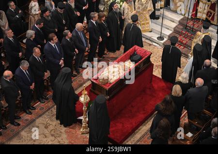 Atene, Grecia. 26 gennaio 2025. I sacerdoti greco-ortodossi e la leadership politica del paese partecipano al servizio commemorativo per il defunto Arcivescovo d'Albania, Anastasios, prima di un pellegrinaggio pubblico presso la Cattedrale metropolitana di Atene. Noto per aver rivitalizzato la Chiesa ortodossa in Albania dopo la soppressione dell'era comunista, l'arcivescovo Anastasios Yannoulatos è stato anche celebrato per il suo lavoro missionario in Africa e per la sua promozione del dialogo interreligioso e della convivenza pacifica. Crediti: Dimitris Aspiotis/Alamy Live News Foto Stock