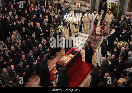 Atene, Grecia. 26 gennaio 2025. I sacerdoti greco-ortodossi e la leadership politica del paese partecipano al servizio commemorativo per il defunto Arcivescovo d'Albania, Anastasios, prima di un pellegrinaggio pubblico presso la Cattedrale metropolitana di Atene. Noto per aver rivitalizzato la Chiesa ortodossa in Albania dopo la soppressione dell'era comunista, l'arcivescovo Anastasios Yannoulatos è stato anche celebrato per il suo lavoro missionario in Africa e per la sua promozione del dialogo interreligioso e della convivenza pacifica. Crediti: Dimitris Aspiotis/Alamy Live News Foto Stock