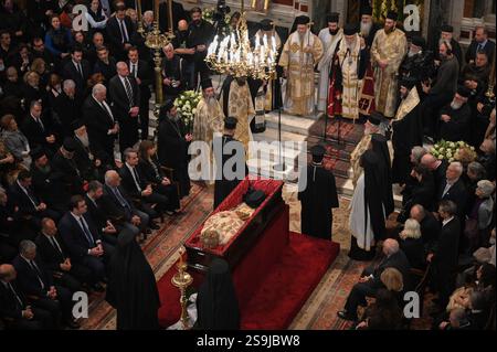 Atene, Grecia. 26 gennaio 2025. I sacerdoti greco-ortodossi e la leadership politica del paese partecipano al servizio commemorativo per il defunto Arcivescovo d'Albania, Anastasios, prima di un pellegrinaggio pubblico presso la Cattedrale metropolitana di Atene. Noto per aver rivitalizzato la Chiesa ortodossa in Albania dopo la soppressione dell'era comunista, l'arcivescovo Anastasios Yannoulatos è stato anche celebrato per il suo lavoro missionario in Africa e per la sua promozione del dialogo interreligioso e della convivenza pacifica. Crediti: Dimitris Aspiotis/Alamy Live News Foto Stock