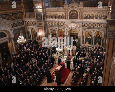 Atene, Grecia. 26 gennaio 2025. I sacerdoti greco-ortodossi e la leadership politica del paese partecipano al servizio commemorativo per il defunto Arcivescovo d'Albania, Anastasios, prima di un pellegrinaggio pubblico presso la Cattedrale metropolitana di Atene. Noto per aver rivitalizzato la Chiesa ortodossa in Albania dopo la soppressione dell'era comunista, l'arcivescovo Anastasios Yannoulatos è stato anche celebrato per il suo lavoro missionario in Africa e per la sua promozione del dialogo interreligioso e della convivenza pacifica. Crediti: Dimitris Aspiotis/Alamy Live News Foto Stock
