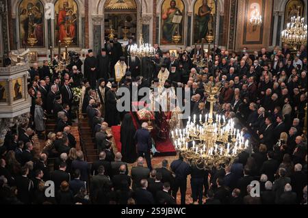 Atene, Grecia. 26 gennaio 2025. I sacerdoti greco-ortodossi e la leadership politica del paese partecipano al servizio commemorativo per il defunto Arcivescovo d'Albania, Anastasios, prima di un pellegrinaggio pubblico presso la Cattedrale metropolitana di Atene. Noto per aver rivitalizzato la Chiesa ortodossa in Albania dopo la soppressione dell'era comunista, l'arcivescovo Anastasios Yannoulatos è stato anche celebrato per il suo lavoro missionario in Africa e per la sua promozione del dialogo interreligioso e della convivenza pacifica. Crediti: Dimitris Aspiotis/Alamy Live News Foto Stock