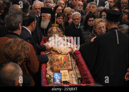Atene, Grecia. 26 gennaio 2025. I credenti greci rendono omaggio al corpo del defunto Arcivescovo d'Albania, Anastasio, durante un pellegrinaggio pubblico nella Cattedrale metropolitana di Atene. Noto per aver rivitalizzato la Chiesa ortodossa in Albania dopo la soppressione dell'era comunista, l'arcivescovo Anastasios Yannoulatos è stato anche celebrato per il suo lavoro missionario in Africa e per la sua promozione del dialogo interreligioso e della convivenza pacifica. Crediti: Dimitris Aspiotis/Alamy Live News Foto Stock