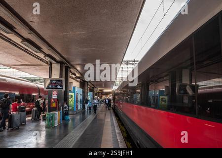 ROMA, ITALIA - 15 GIUGNO 2024: Treno ad alta velocità Frecciarossa alla stazione termini di Roma. I passeggeri si preparano a salire a bordo di questo servizio ferroviario italiano. Freccia Foto Stock