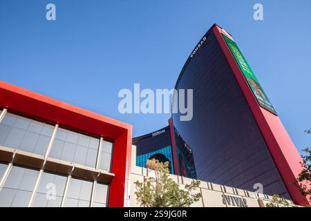 LAS VEGAS - 23 AGOSTO 2024: Il Resorts World si innalza accanto alle torri Hilton e Conrad. Resorts World è un hotel e un complesso di casinò. Foto Stock