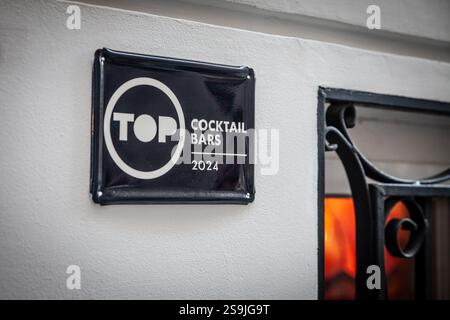 VALENCIA, SPAGNA - 13 OTTOBRE 2024: Una targa con la scritta "Top cocktail Bar 2024" all'ingresso di un bar locale. top cocktails bar è un'etichetta spagnola indicata Foto Stock