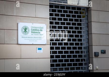VALENCIA, SPAGNA - 13 OTTOBRE 2024: Un cartello per l'Università Cattolica di Valencia (Universidad Católica de Valencia) è esposto sul sito dell'università Foto Stock