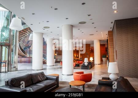 VALENCIA, SPAGNA - 13 OTTOBRE 2024: Moderno atrio dell'hotel al Sercotel Sorolla di Valencia, Spagna. Arredi eleganti e design contemporaneo. Foto Stock