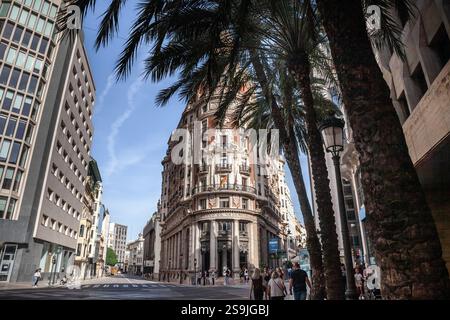VALENCIA, SPAGNA - 13 OTTOBRE 2024: Edifici Banc de Valencia (Banco de Valencia, edificio della Banca di Valencia) facciata ornata. E' un'ex banca e a la Foto Stock