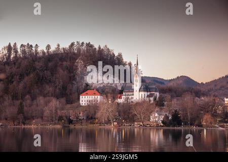 BLED, SLOVENIA - 26 DICEMBRE 2024: Panorama del lago di Bled, Blejsko Jezero, la chiesa di San Martino, o Cerkev Svetog Martina. e' una corona cattolica Foto Stock