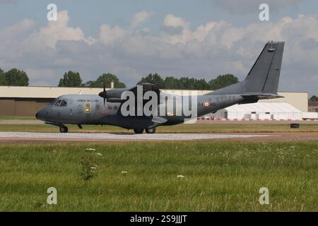 196 (64-HD), una CASA CN-235 gestita dalla French Air and Space Force (Armée de l'air et de l'espace), in partenza dalla RAF Fairford nel Gloucestershire, Inghilterra durante la costruzione del Royal International Air Tattoo 2024 (RIAT24). Foto Stock