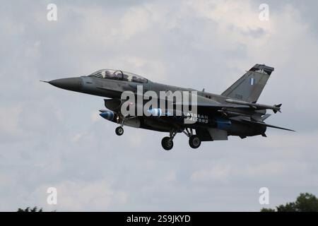 028, un Lockheed Martin F-16D gestito dal 336 Squadron della Hellenic Air Force (HAF), arrivando alla RAF Fairford nel Gloucestershire, Inghilterra per partecipare al Royal International Air Tattoo 2024 (RIAT24). Foto Stock