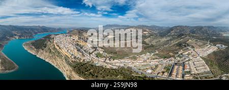 Vista aerea del bellissimo villaggio bianco di Iznajar in Andalusia, in Spagna, sopra un bacino idrico del fiume Genil con castello medievale Foto Stock