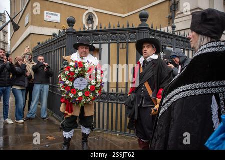 Londra, Regno Unito. 26 gennaio 2025. I membri della English Civil War Society posero una corona alla recinzione della Banqueting House per rendere omaggio a re Carlo i, dove fu giustiziato il 30 gennaio 1649. La English Civil War Society organizzò la 53a rievocazione per commemorare la morte di re Carlo I. i partecipanti marciarono dal Mall alla Horse Guards Parade a Whitehall. Credito: SOPA Images Limited/Alamy Live News Foto Stock