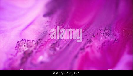 Versamento di miscela frizzante. Onda d'inchiostro scintillante. Sfocatura magenta rosa viola texture olio mix di vernice flusso sfondo artistico astratto. Foto Stock