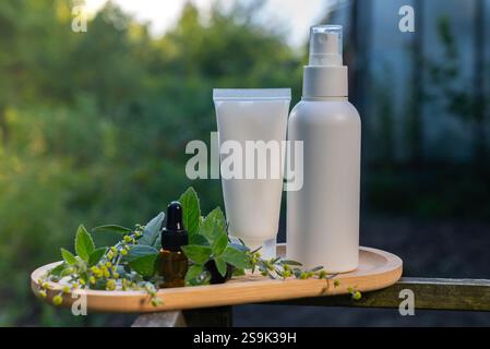 Insetticida repellente per insetti per uccidere mosche insetti e zanzare crema per la pelle all'aperto e spruzza il mock-up bianco della bottiglia. Cura dermatologica a base di piante, delicata sulla pelle. Alternativa sostenibile per la salute della pelle. Misure di protezione Foto Stock