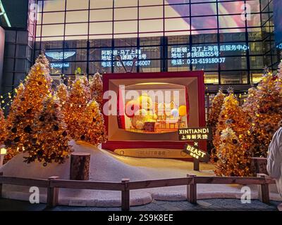 Shanghai, Cina - 16 dicembre 2024. Evento natalizio a tema Winter Dreamland presso il complesso commerciale Xintiandi di Shanghai Foto Stock