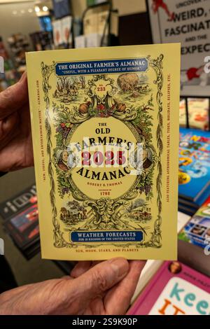 Barnes & Noble Booksellers sulla Fifth Avenue a New York City ha una vasta selezione di libri, tra cui The 2025 Old Farmer's Almanac, USA 2025 Foto Stock