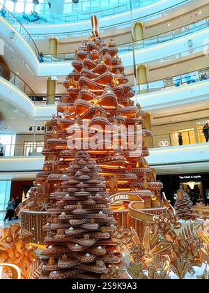 Shanghai, Cina - 7 dicembre 2024. Christian Dior Christmas Tree a Shanghai Henglong Plaza Foto Stock
