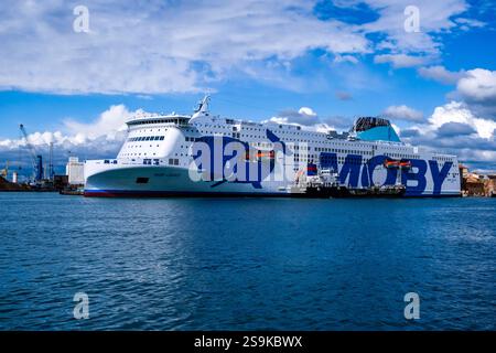 Il traghetto Moby Legacy of Moby Lines all'ancora nel porto di Livorno. Livorno Toscana Italia FB 2024 1213 Foto Stock