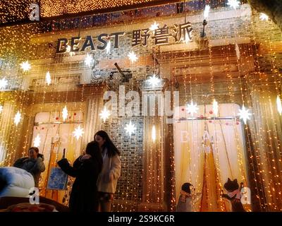 Shanghai, Cina - 16 dicembre 2024. Evento natalizio a tema Winter Dreamland presso il complesso commerciale Xintiandi di Shanghai Foto Stock