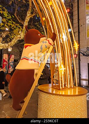 Shanghai, Cina - 16 dicembre 2024. Evento natalizio a tema Winter Dreamland presso il complesso commerciale Xintiandi di Shanghai Foto Stock