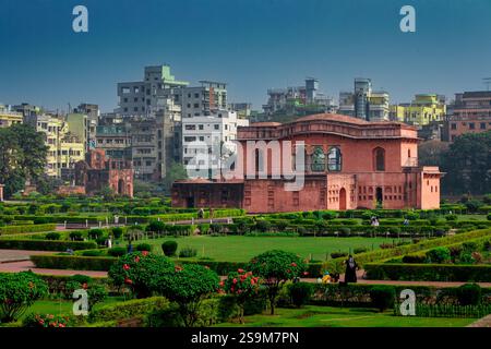Il forte di Lalbagh, uno storico forte mughal del XVII secolo situato a Dacca, Bangladesh, che mostra la sua splendida architettura e il ricco patrimonio culturale Foto Stock