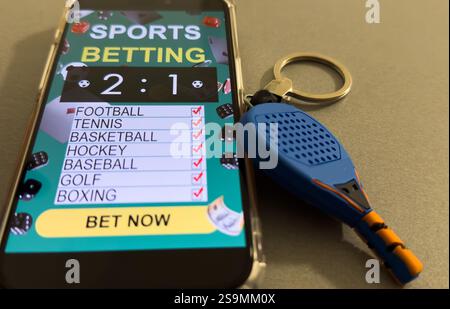 Sito Web di scommesse sportive sullo schermo di un telefono cellulare, racchetta del padel Foto Stock