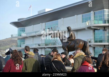 Corse di cavalli all'ippodromo di Cheltenham. Festival Trials Day, l'ultimo sabato di gennaio. Racegoers / Crowds foto di Mikal Ludlow Photography Foto Stock