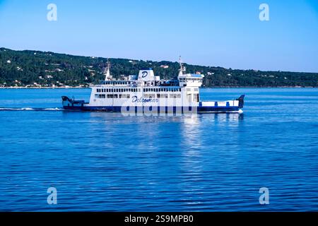 Il traghetto Nando Murrau, un traghetto della linea Delcomar, corre tra Calasetta e Carloforte sull'isola di San Pietro. Sant Antioco Sardin Foto Stock