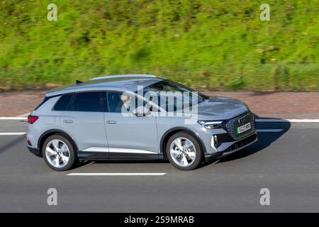 2023 Audi Q4 grigia e-Tron S Line 40 Foto Stock