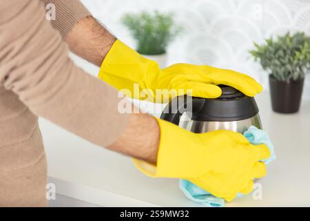 primo piano di una persona che pulisce la caldaia dell'acqua Foto Stock