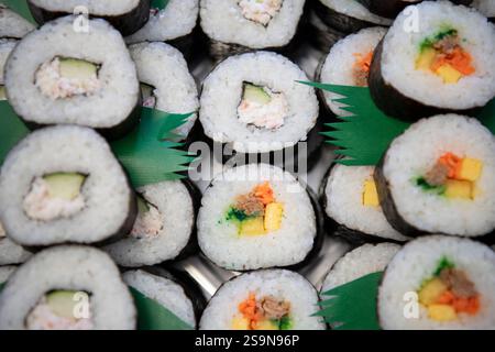 Pezzi di sushi Okazuya da vicino nella gastronomia giapponese Foto Stock