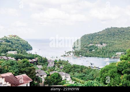 Veduta aerea della Baia di Marigot e delle colline circostanti a St. Lucia Foto Stock