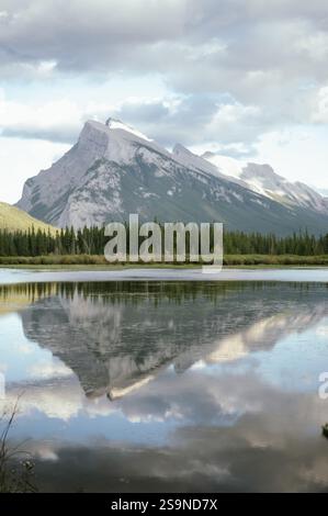 Il Monte Rundle si riflette nelle acque dei laghi Vermillion, Banff, Canada Foto Stock