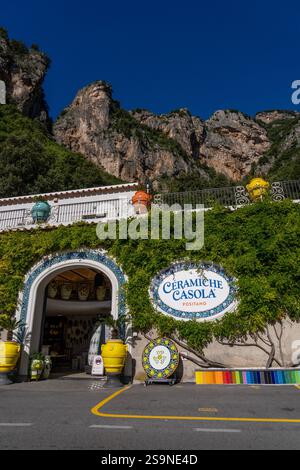 L'ingresso di un negozio di ceramiche sulla strada costiera amalfitana in Italia. Le aspre montagne Lattari sono dietro. Foto Stock