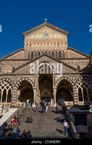 La facciata del Duomo di Amalfi, la Cattedrale di Sant'Andrea, ad Amalfi, Italia. Foto Stock