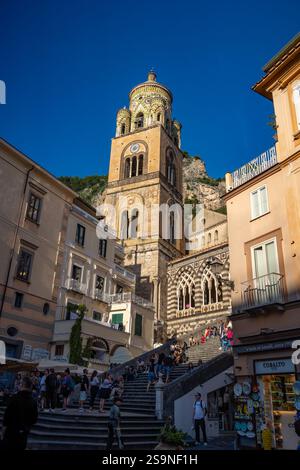 La facciata del Duomo di Amalfi, la Cattedrale di Sant'Andrea, ad Amalfi, Italia. Foto Stock