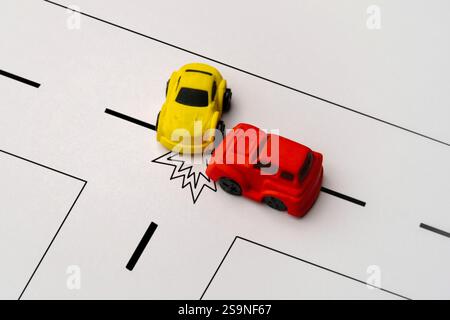 Una scena di incidente stradale giallo e rosso. Immagine concettuale di un incidente d'auto, scena di collisione, assicurazione e sicurezza. Foto Stock