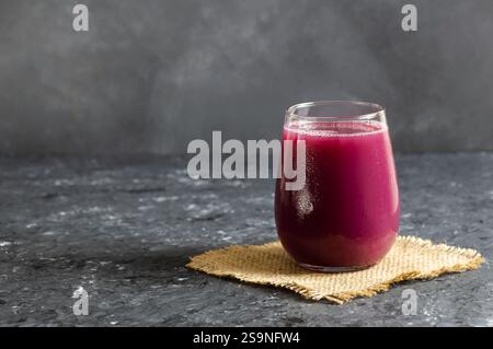 Bicchiere di succo d'uva di frutta secca o rossa con uve fresche, concetto di bevanda fredda alla frutta biologica, colore originale Foto Stock