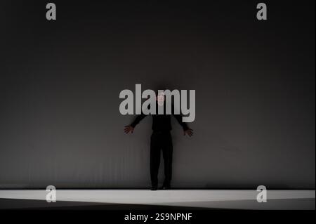 Parigi, Francia. 23 gennaio 2025. Laurent Paillier/le Pictorium - About Love and Death, Elegy for Raimund Hoghe di Emmanuel Eggermont - 23/01/2025 - Francia/Parigi - About Love and Death, Elegy for Raimund Hoghe Concept, coreografia e interpretazione Emmanuel Eggermont collaborazione artistica Jihye Jung Light Alice Dussart creazione Sound management Julien Lepreux cornice: Winter fact festival Data: 01/20/2025 luogo: Theatre de la CORM città dal vivo Foto Stock