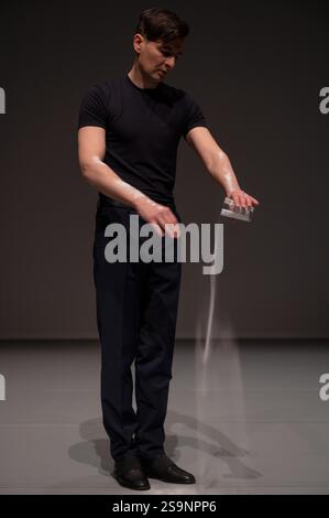 Parigi, Francia. 23 gennaio 2025. Laurent Paillier/le Pictorium - About Love and Death, Elegy for Raimund Hoghe di Emmanuel Eggermont - 23/01/2025 - Francia/Parigi - About Love and Death, Elegy for Raimund Hoghe Concept, coreografia e interpretazione Emmanuel Eggermont collaborazione artistica Jihye Jung Light Alice Dussart creazione Sound management Julien Lepreux cornice: Winter fact festival Data: 01/20/2025 luogo: Theatre de la CORM città dal vivo Foto Stock