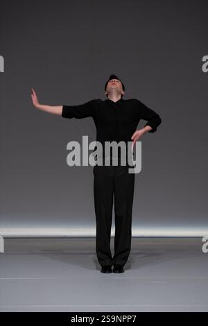 Parigi, Francia. 23 gennaio 2025. Laurent Paillier/le Pictorium - About Love and Death, Elegy for Raimund Hoghe di Emmanuel Eggermont - 23/01/2025 - Francia/Parigi - About Love and Death, Elegy for Raimund Hoghe Concept, coreografia e interpretazione Emmanuel Eggermont collaborazione artistica Jihye Jung Light Alice Dussart creazione Sound management Julien Lepreux cornice: Winter fact festival Data: 01/20/2025 luogo: Theatre de la CORM città dal vivo Foto Stock